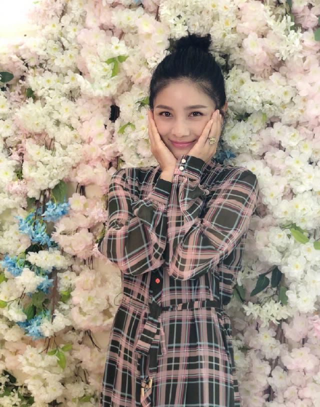 胡可43岁又怎样,红色卫衣搭配牛仔裤年轻20岁