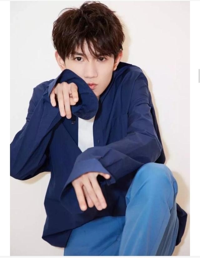 明星发际线越来越低,蔡徐坤离眉毛两指宽,王源