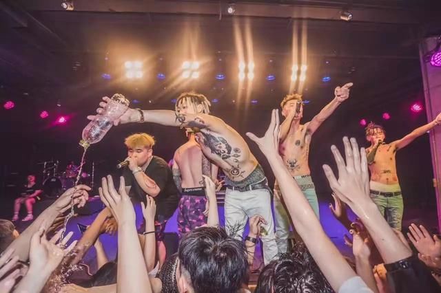 成都的海尔兄弟不只穿裤衩,还要玩嘻哈