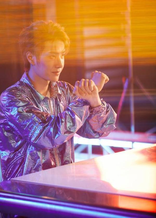 王一博献唱《陪你到世界之巅》主题曲 酷炫手