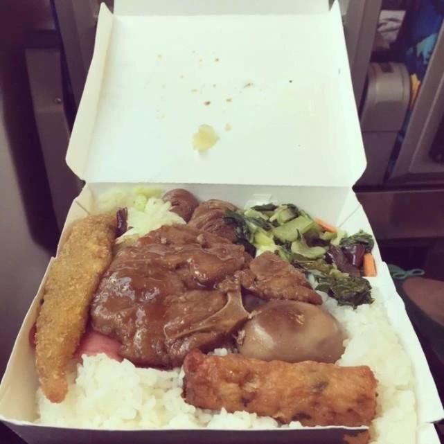 台湾高铁盒饭，每份二十块钱左右，味道却让人念念不忘