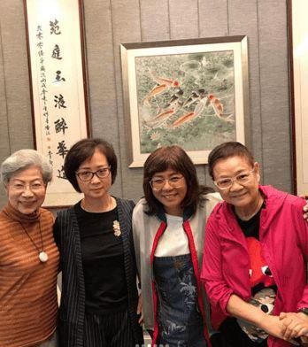 86岁老戏骨大胆秀恩爱，罗兰罕现身，戴同款眼镜打扮朴素很恩爱