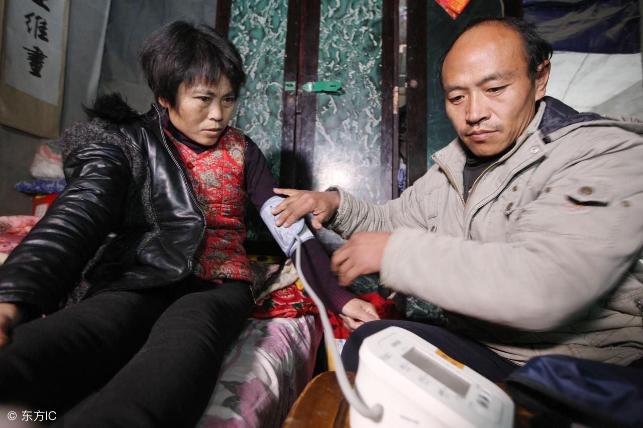 安徽一男子照顾病妻8年无怨无悔:每年增加2万