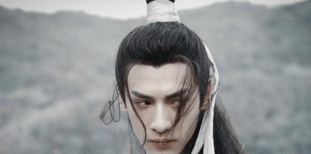 《白发》开播,男主脸型遭嘲,女主虎牙有特色,只