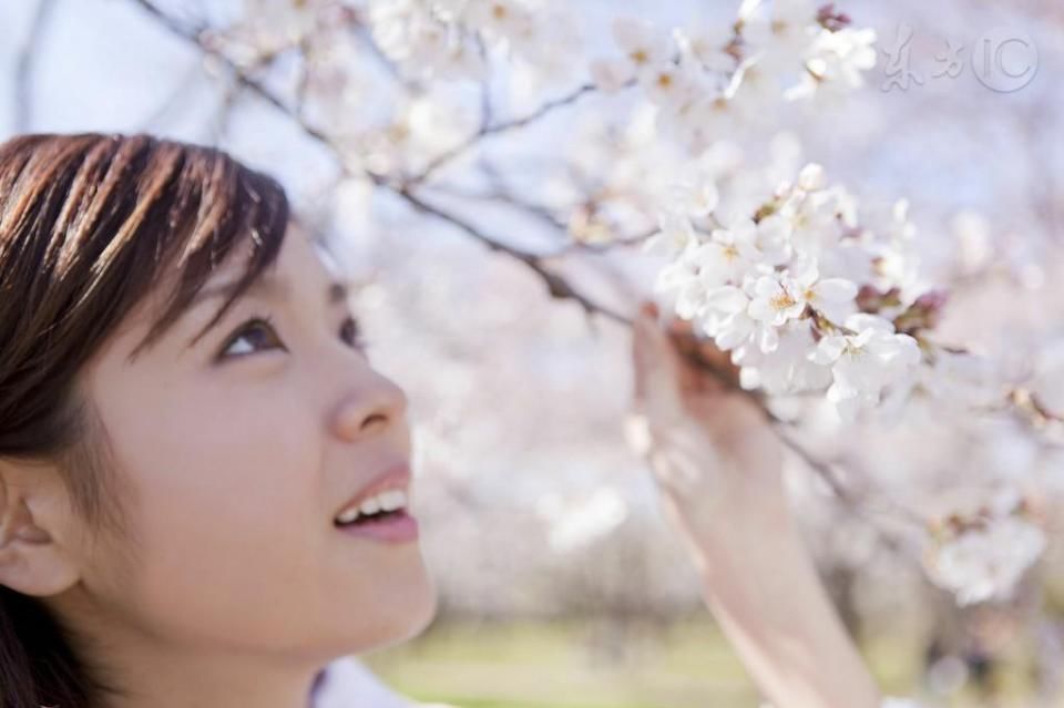 劲爆!我在老公的宿舍阳台上看到了女人的内衣物