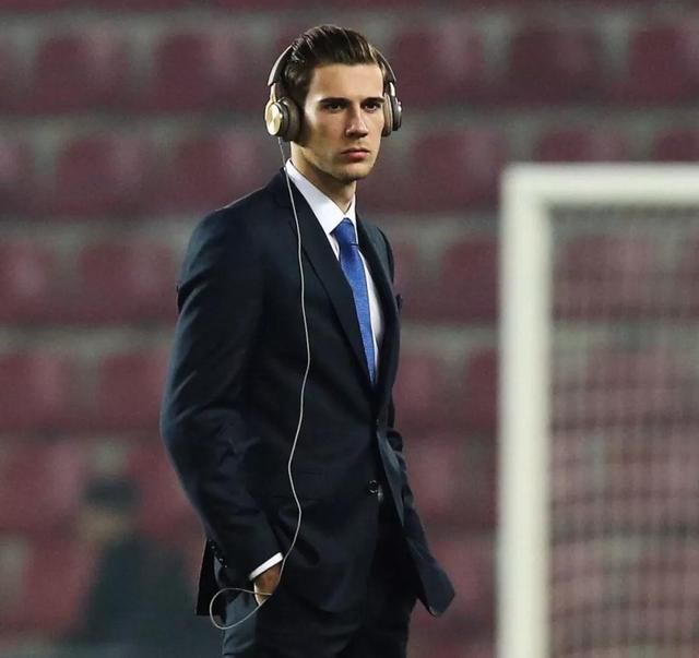 世界杯|天台好冷,但是首发男模队先了解一下!