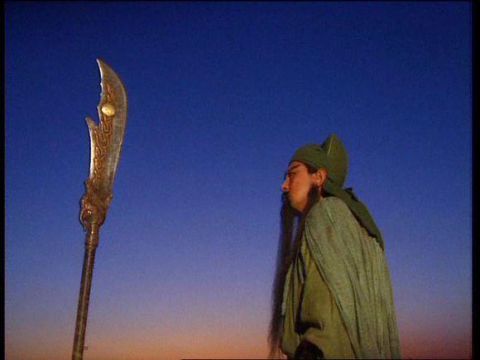 曹操手下许禇、徐晃联手,都被关羽打败,关羽武