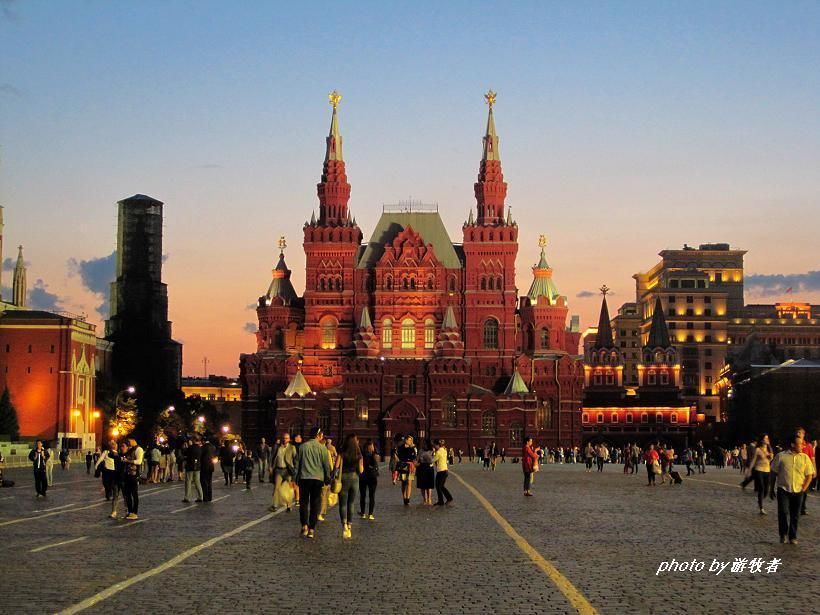 莫斯科红场盛夏之夜,流光溢彩美女如云