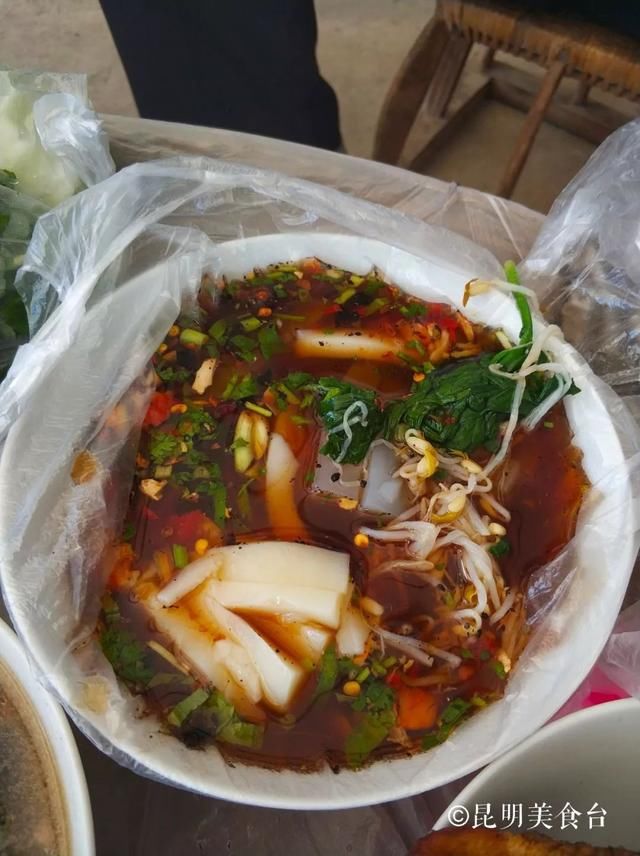 云南傣族酒席，吃饭不用碗，牛皮蘸着生牛肉吃