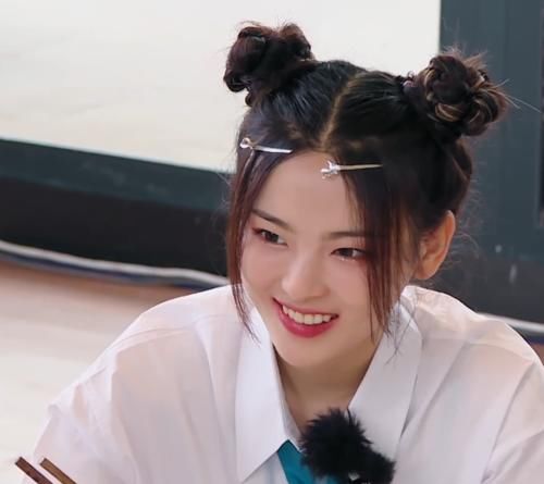 王俊凯切菜，杨超越路过扭头看他，小声嘟囔的话，导演不舍得剪掉