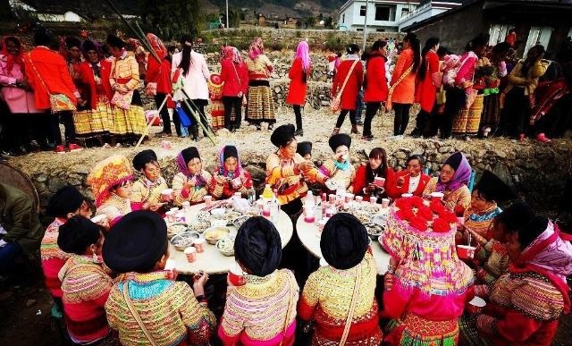 这些不同的恋爱方式与婚礼习俗，比如苗族、僳僳族与藏族等