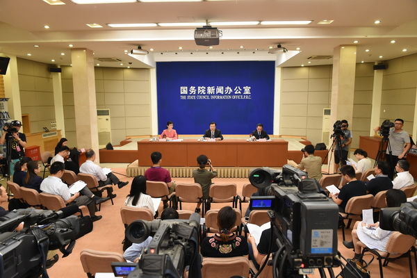 部副部长于康震在会上表示--全面推动奶业高质