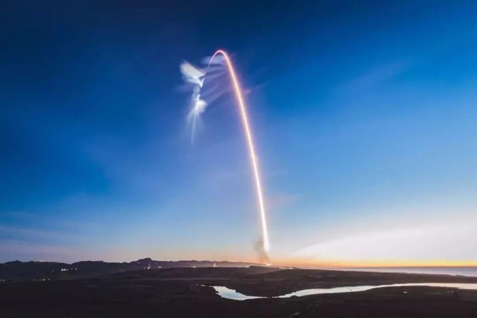 SpaceX 公司 把红色跑车送上太空，创始人太疯狂想法终于实现了