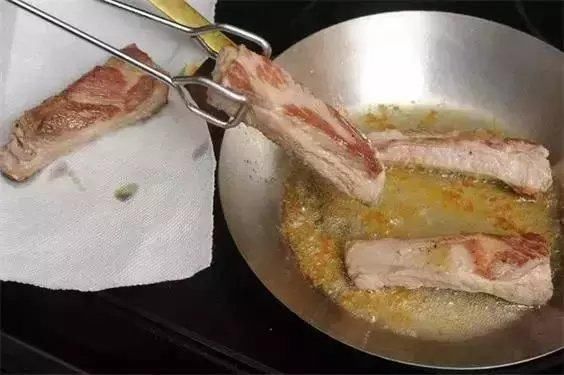 煮排骨时加一物, 邻居都闻到香味, 上桌分分钟被吃光!
