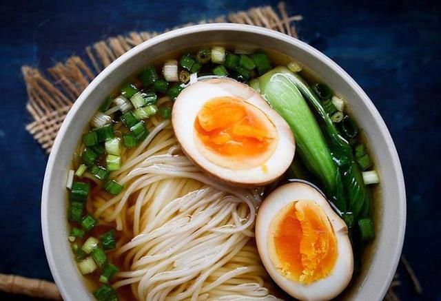 饿不饿，我煮碗面给你吃啊