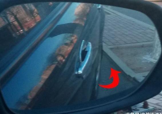 路边窄路侧方位停车, 右后轮总是挤压马路边石