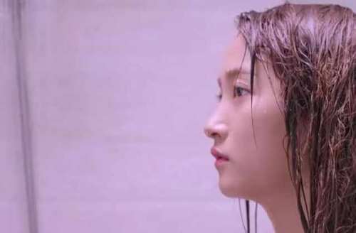 《甜蜜暴击》关晓彤洗澡的时候,鹿晗送浴巾穿