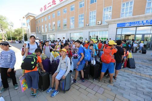 国学生到中国夏令营 带书本学汉语 爱踢足球偶