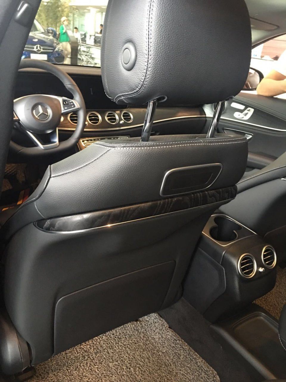 奔驰E300L柏林之声+内饰氛围灯=移动的夜店