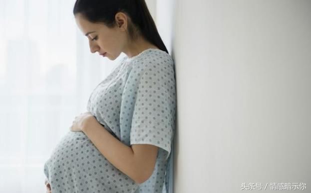 离婚后生下前夫的孩子,出院时碰到做流产出院的前夫和他现任妻子
