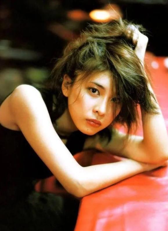 竹内结子去世,木村拓哉闻讯在片场发呆哭喊,化妆师为其处理眼肿