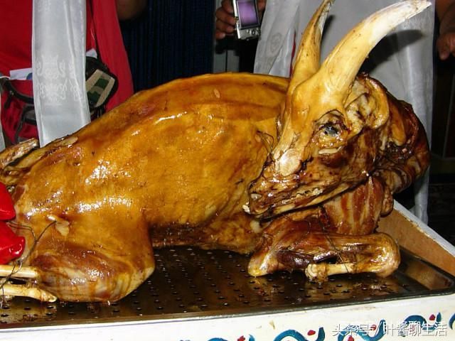 新疆的日常饮食丰富而又独特，其中烤全羊颇具盛名，你都知道吗？