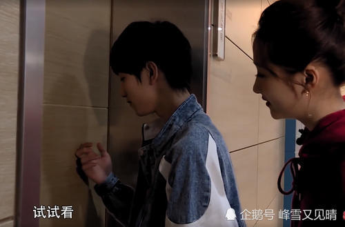 关晓彤拜访59岁六小龄童,有谁注意她敲门前说