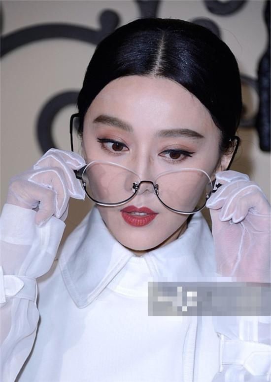 脸上粉底厚别拿眼镜当道具:范冰冰告诉你啥叫