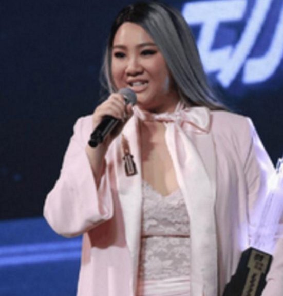 曾是亿万富婆,如今穷的只剩一百元却下跪求渣