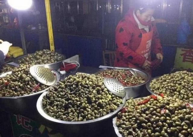 集市上的这种熟食,很多人爱吃,每天卖出两三百斤