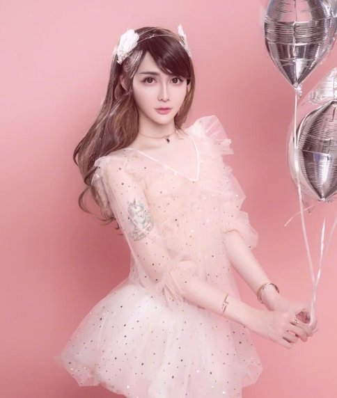 辣眼睛! “蛇精男”刘梓晨一身粉色系男扮女转 网友:求别污染我的眼睛!