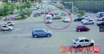 教科书式的让行