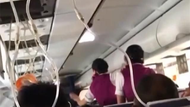 独家曝光!川航备降航班舱内一片狼藉 乘客直呼“九死一生” 快看