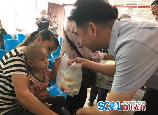 德阳市环境保护局深入开展精准扶贫欢庆六一