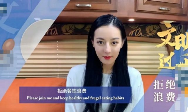 迪丽热巴对颜值有多自信？不做造型就敢上央视镜头，看到发际线笑出声！