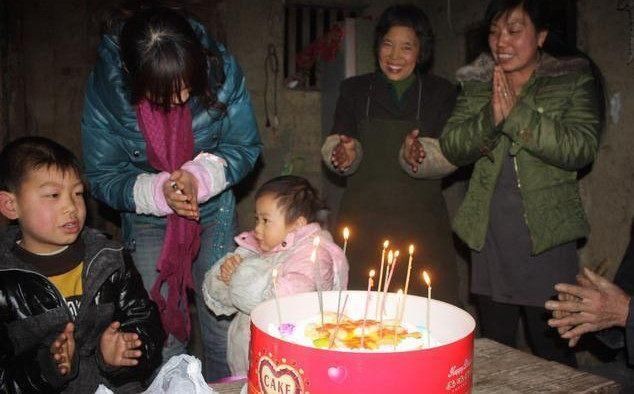 母亲70岁生日，我带回来一个人，母亲和他再婚，我笑着叫声“爸”