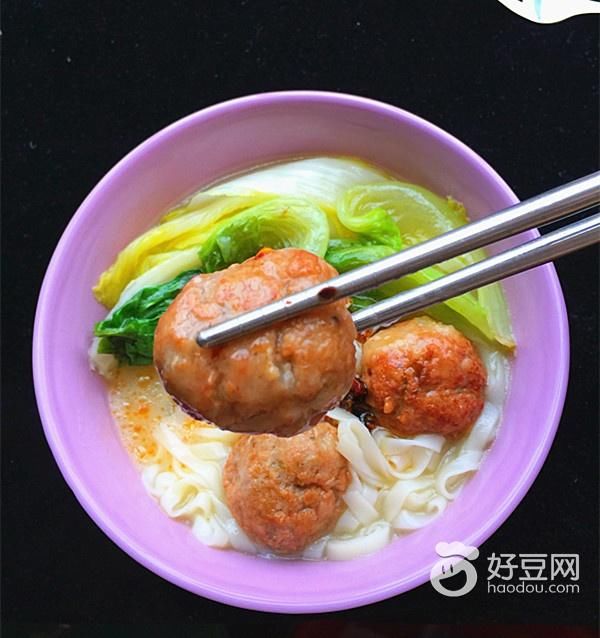 美食日常中式早餐，你需要~肉圆子汤面