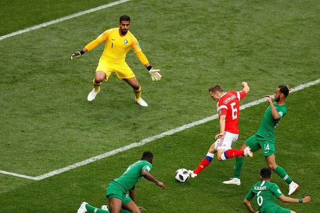 世界杯揭幕战俄罗斯5球完胜 沙特球迷:还好我