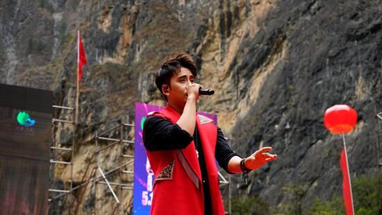 巴拉格宗第三届音乐节开唱 众星唱出 \＂大山情怀\＂