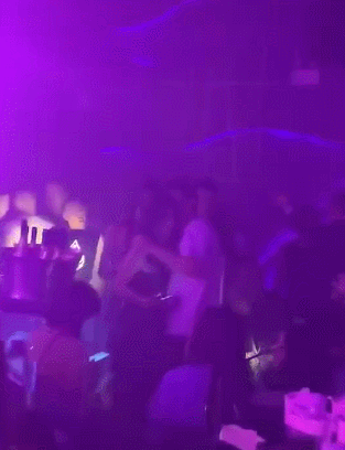王思聪与三位美女街头约酒吧喝酒一次v美女大哥的表情包图片