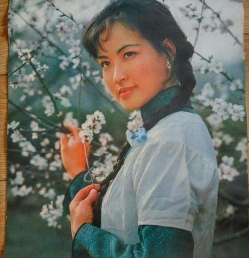 63岁刘晓庆机场近照曝光, 装扮新潮少女风, 单