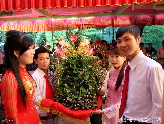 小伙坚持要娶外地姑娘，父母不同意，大半年后，小伙哭了姑娘笑了