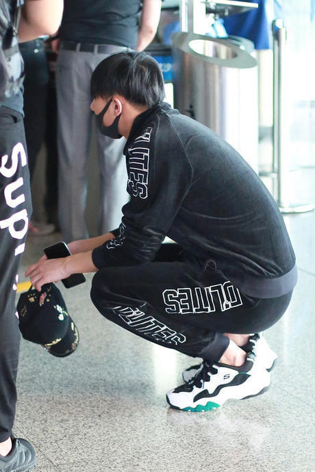 有钱父子出没!黄子韬和老爸勾肩搭背似兄弟