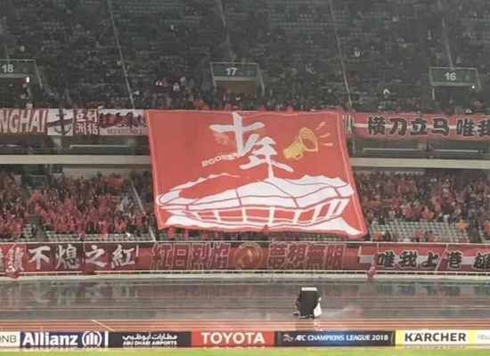 上港主场10周年拉巨型海报 春节打亚冠财神