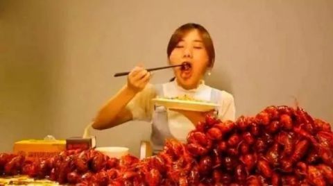 吃播网红真那么有钱吗?不是鲍鱼就是龙虾,揭穿