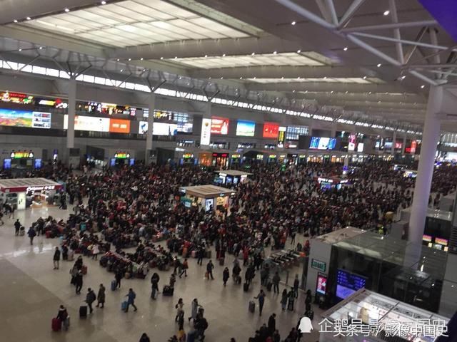 上海虹桥高铁站春运景象：千山万水挡不住游子回家过年 现场图