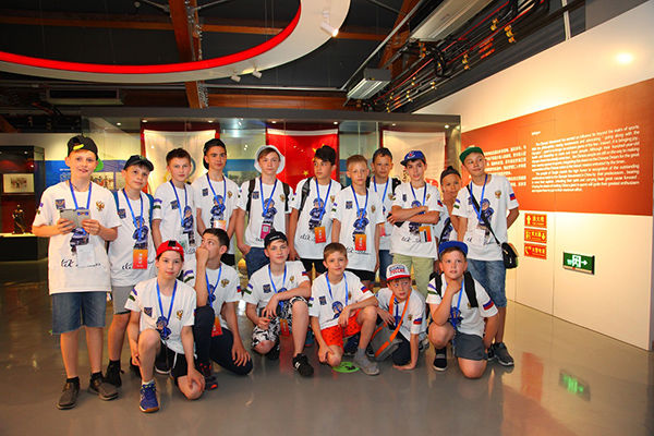 俄罗斯冰球小将走进体博 共享天津体育文化盛