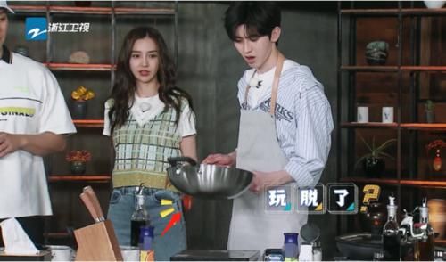 《奔跑吧》蔡徐坤炒番茄时,杨颖一脸嫌弃?他下意识的举动很圈粉