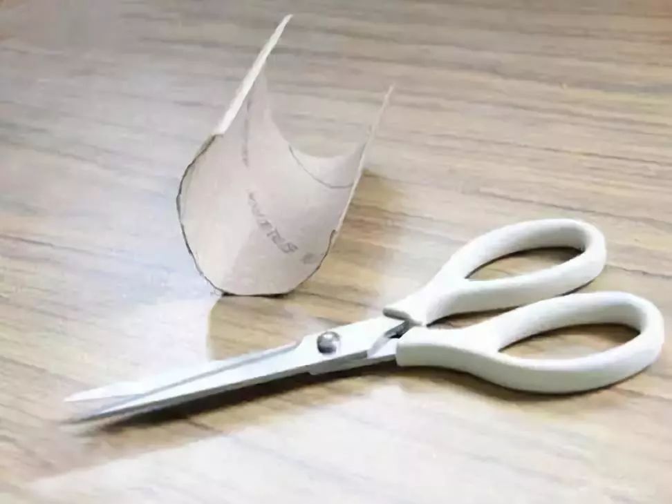 本文导读 家里的各种用完的东西都可以废物利用起来制作更有价值的东西,像是各种瓶瓶罐罐就可以来制作笔筒之类的手工,卫生纸筒是使用率非常高的一种手工制作材料了,我们下面就用卫生纸筒来制作儿童玩具,这样的彩虹望远镜是不是很漂亮呢? 小莉老师带你和孩子一起,唱儿歌、做手工。每天30分钟,既体验了语言的魅力,又增加了与孩子之间的交流,快一起来吧。 作者 丨小莉老师 本文由《幼儿园手工》编辑,转载须注明来源! 先来一首趣味儿歌 我们先听一首儿歌,和宝宝一起来唱。 纸筒迷彩望远镜 想看到很远很远的地方吗?做个望远镜吧
