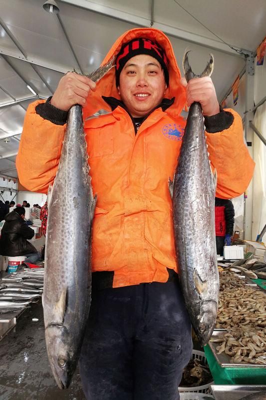 海鲜价廉物美 青岛人回家过年标配年货 海鲜市场买海鲜像搬家